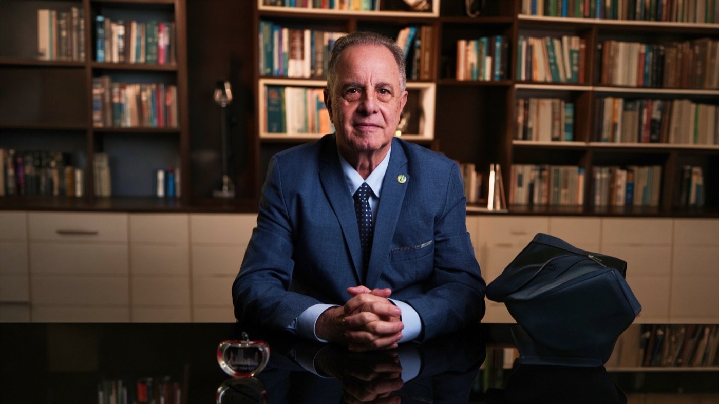 Dr. Romualdo Gama em seu consultório